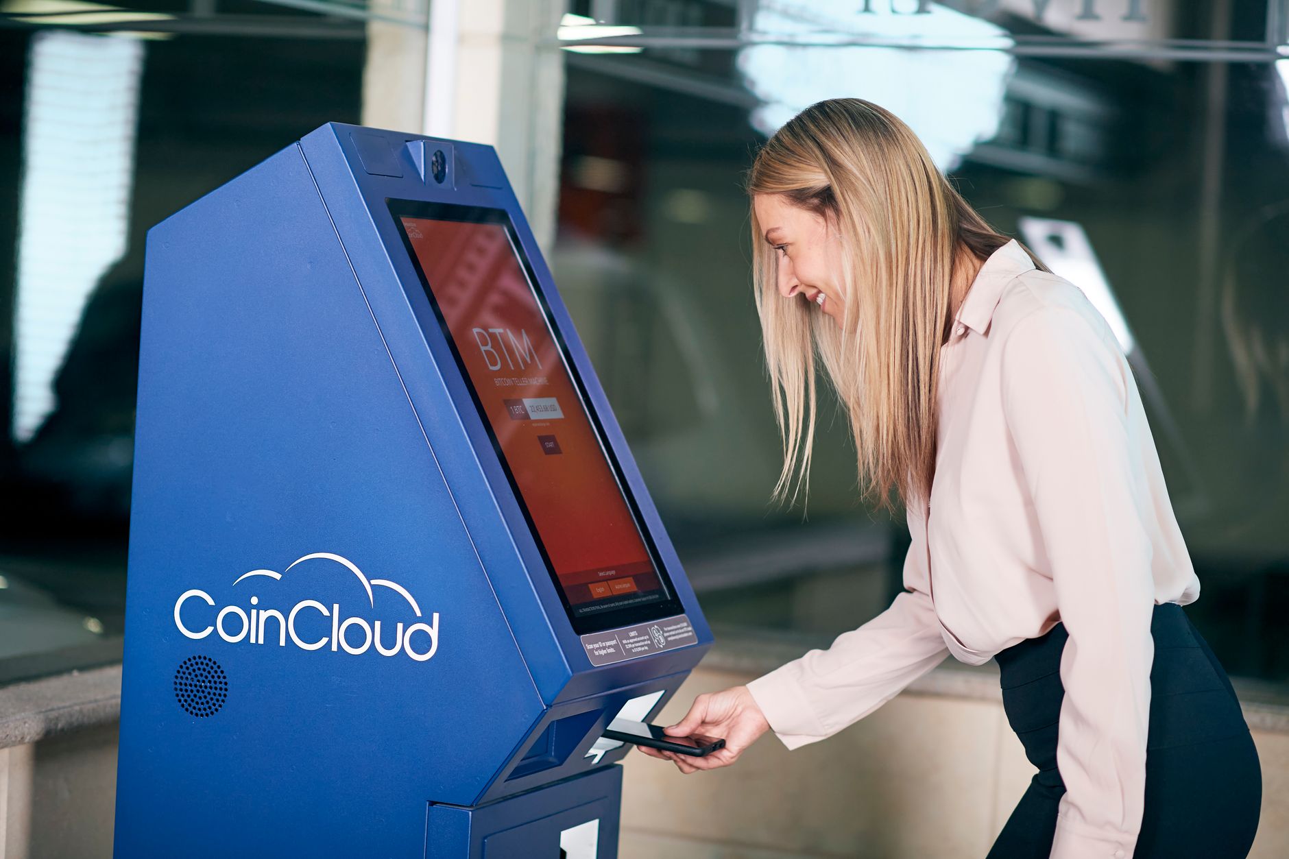 A Discover card is shown beside a mobile crypto checkout representing MoonPay’s expanded U.S. payment network.