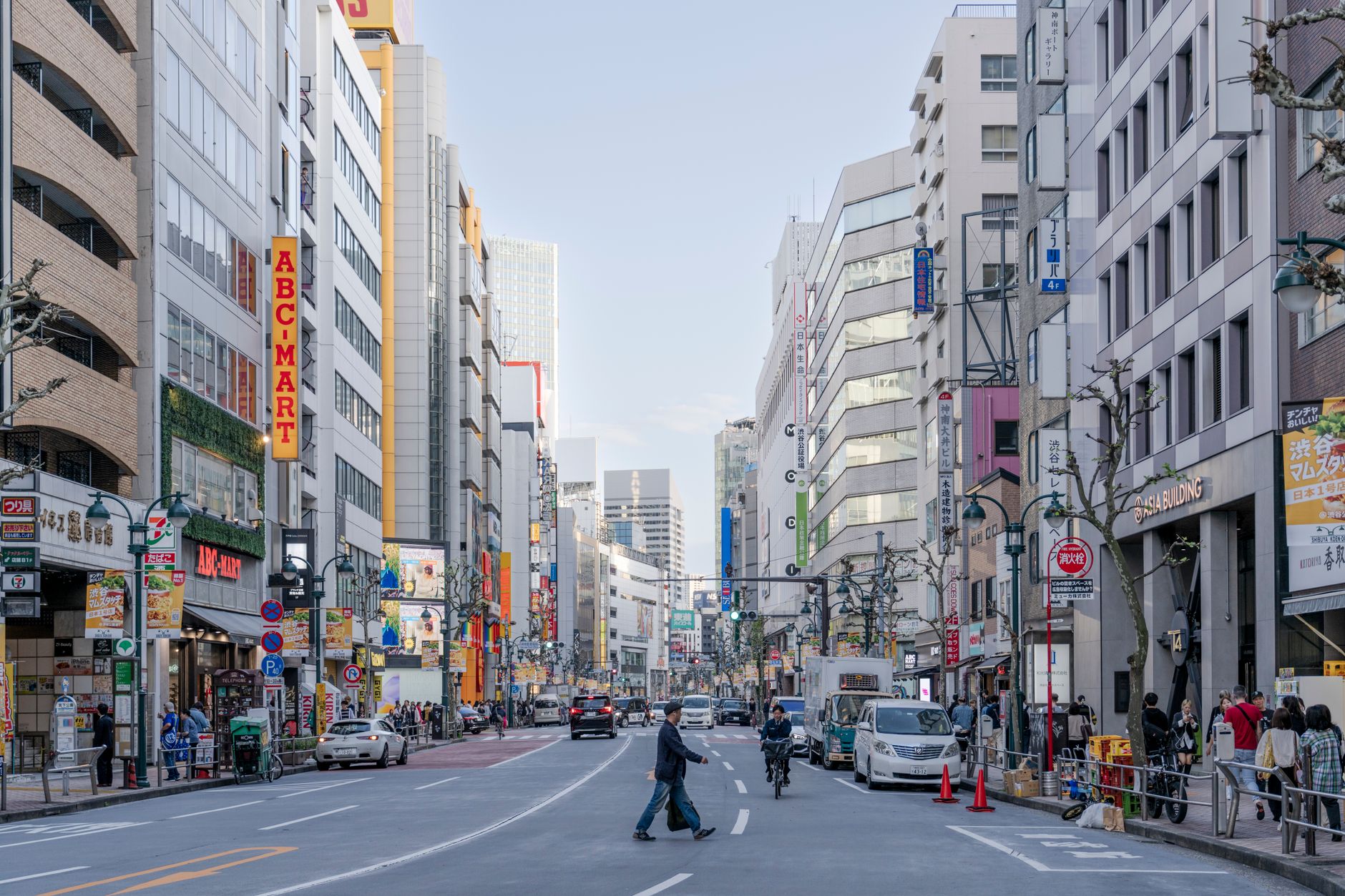 Shoppers in Tokyo illustrate weakening Japanese household consumption as real spending declines for an eighth consecutive month.