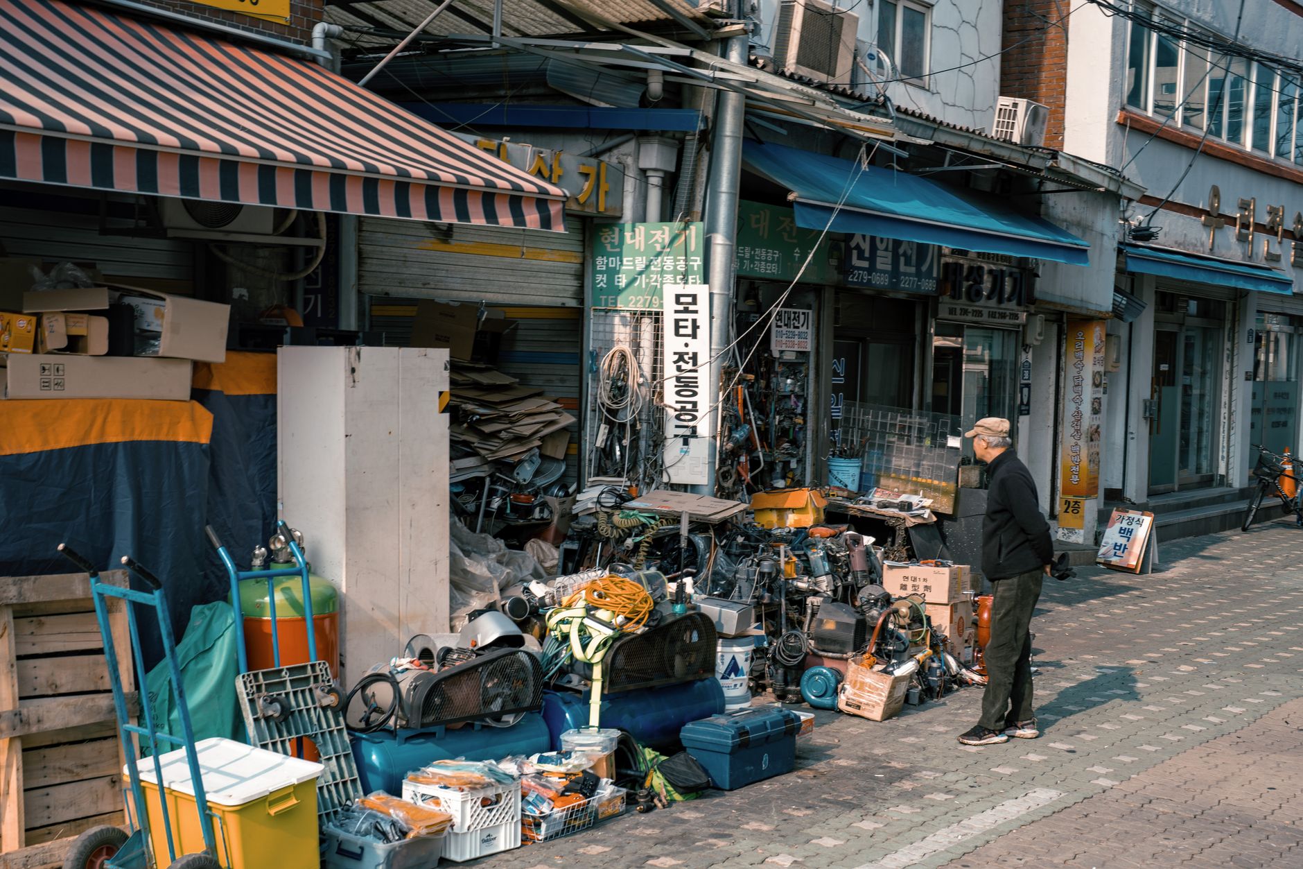 Consumers shop in Seoul as South Korea reports a 3.1% annual increase in consumer prices for August 2026.
