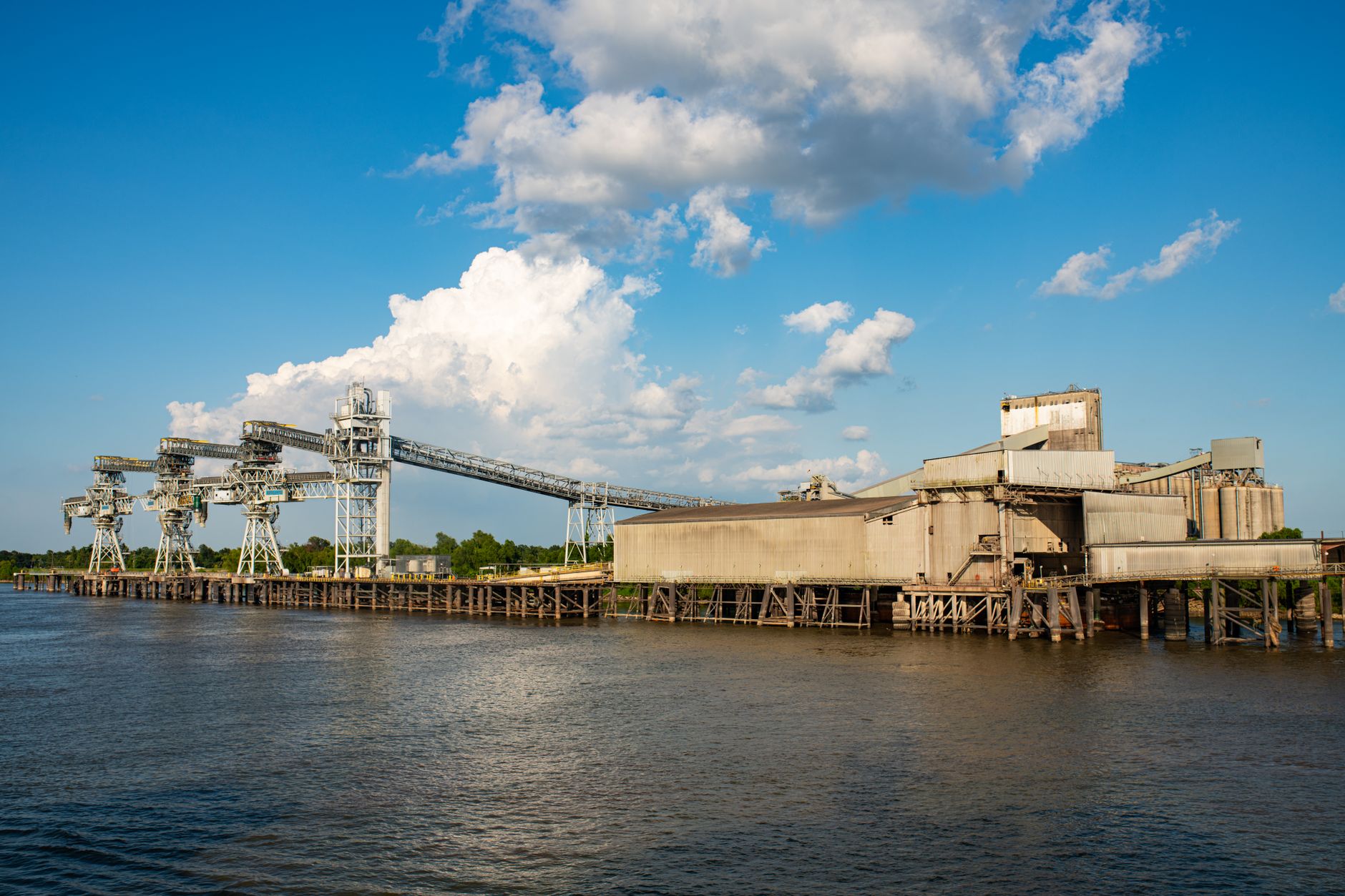 An aluminum smelting facility with industrial production equipment and molten metal processing operations, illustrating Alcoa's third-quarter earnings and cash flow performance.