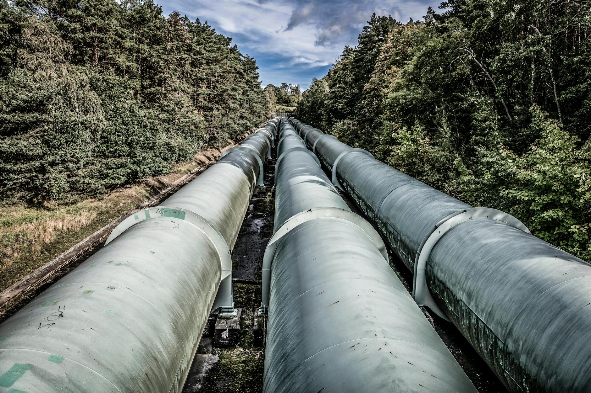A crude oil pipeline facility representing Plains All American’s midstream operations after its first-quarter 2026 earnings update.