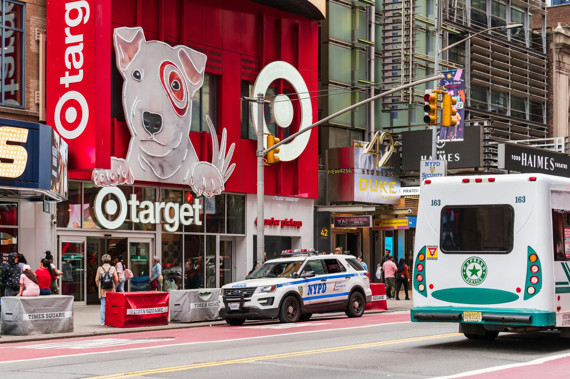 A Target storefront with shoppers entering as investors assess the retailer’s first-quarter earnings and raised sales outlook.