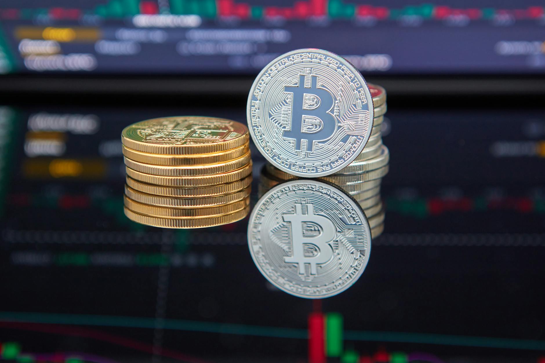 Traders monitor cryptocurrency price movements as Coinbase reports stronger quarterly revenue driven by rising digital asset trading volumes.