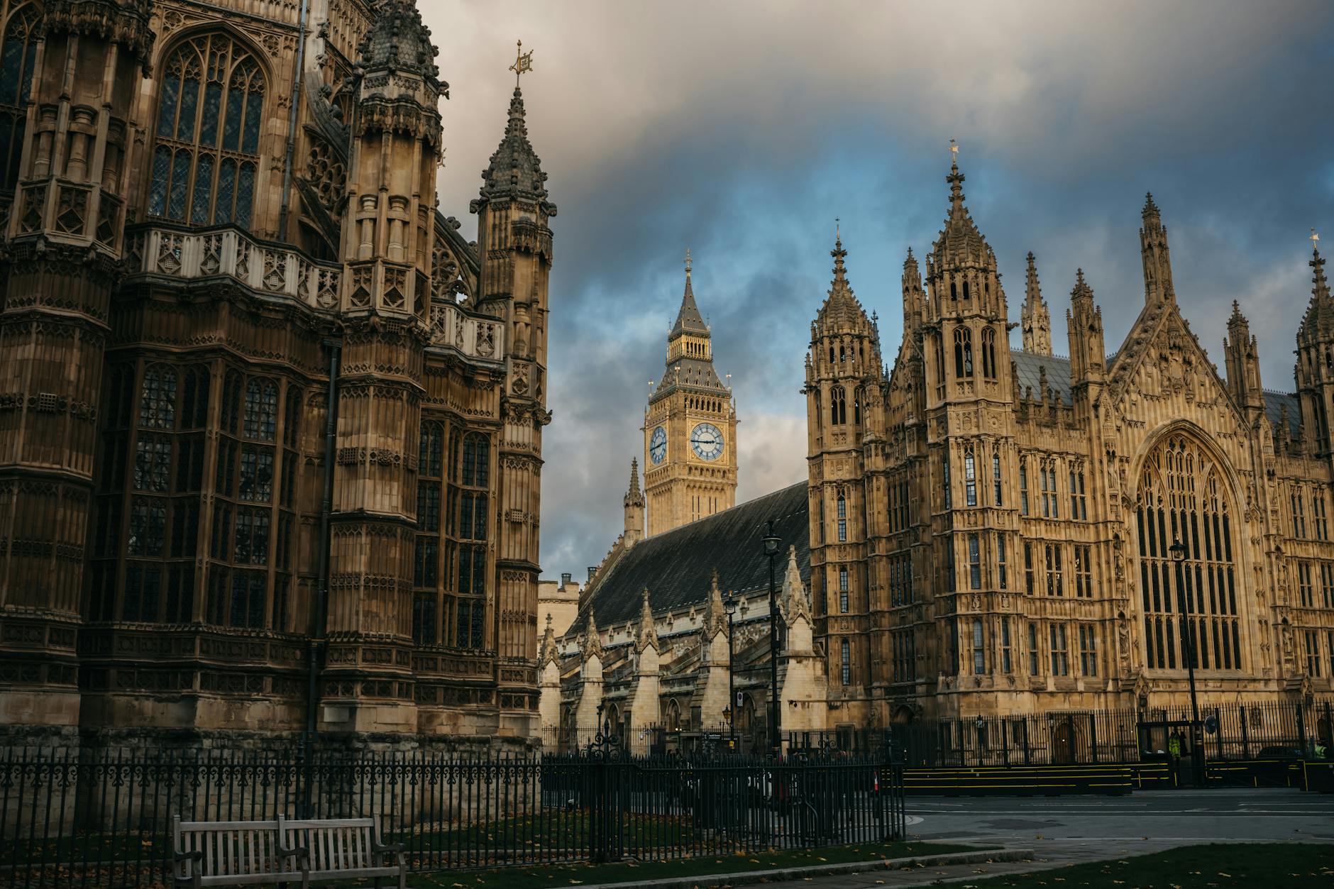 Traders and asset managers monitor UK gilt yields as political uncertainty raises pressure on Britain’s bond market.