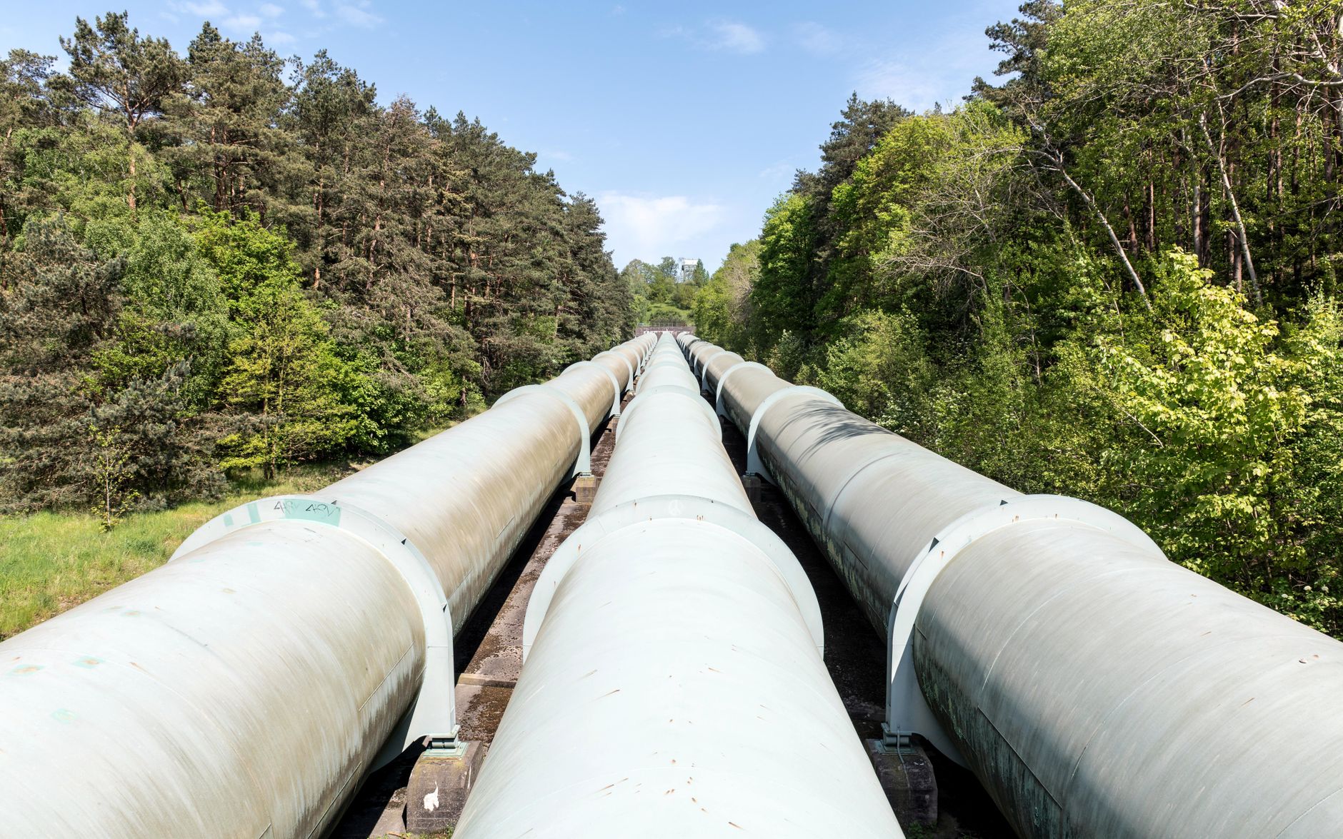Representatives of Kuwait’s oil sector and global investment firms mark a partnership involving the country’s crude pipeline network.