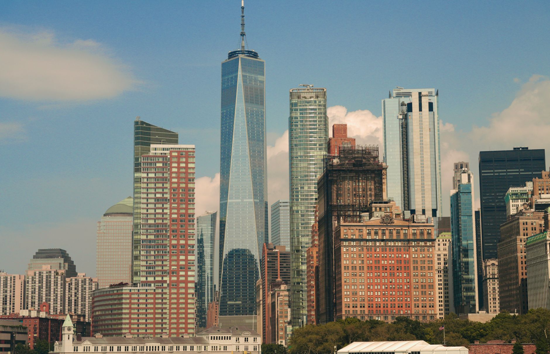 Alma Bank and American Community Bank plan a merger creating a larger community banking network across New York and northern New Jersey.