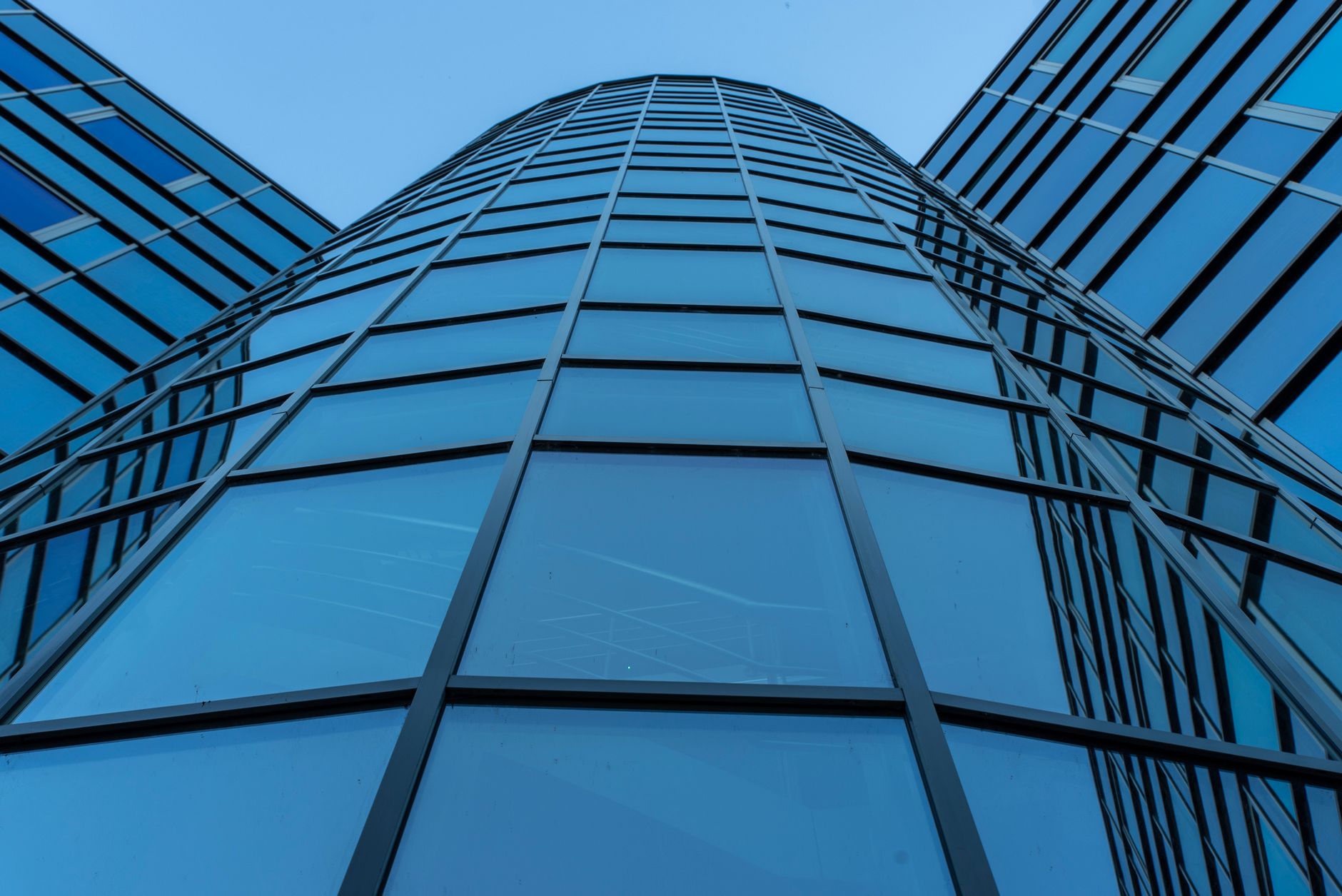 Financial professionals meet following Hamilton Lane’s $270 million minority investment in Savant Wealth Management.