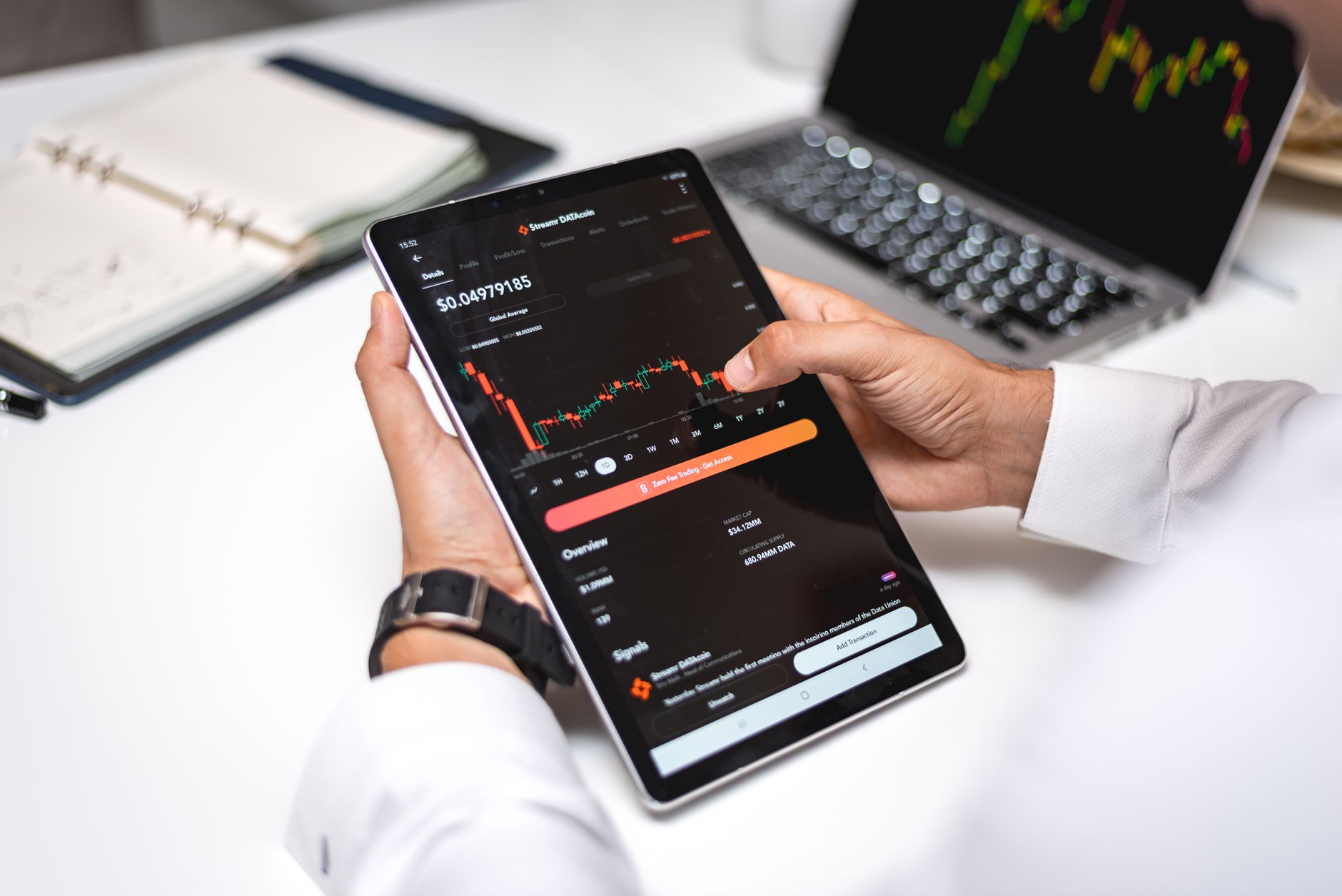 JPMorgan Private Bank advisors discuss alternative investment strategies with wealthy clients as demand for private market assets continues.